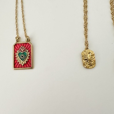 Colares dourados com pendentes decorativos retangular vermelho e dourado texturizado