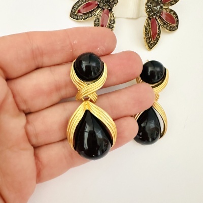 Brincos vintage com pedras pretas e armação dourada texturada