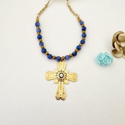 Colar com contas azuis e douradas e pendente de cruz dourada decorada