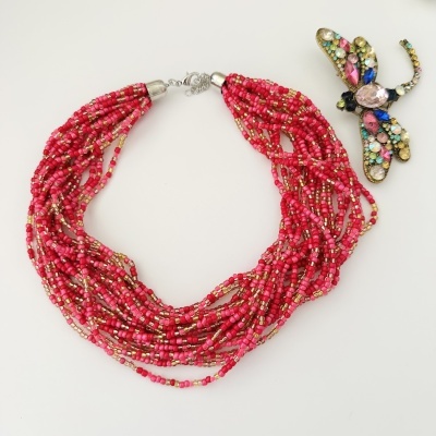 Colar de contas vermelhas e douradas com broche de abelha colorido