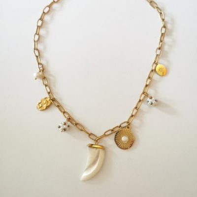 Colar dourado com vários pendentes sobre fundo branco