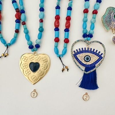 Colares com pendentes de coração e olhos em contas coloridas