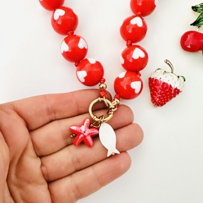 Colar com contas vermelhas e pendentes coloridos