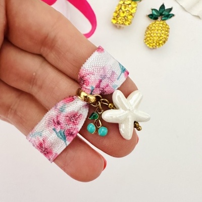 Pulseira de tecido floral com pendentes e brincos de abacaxi coloridos