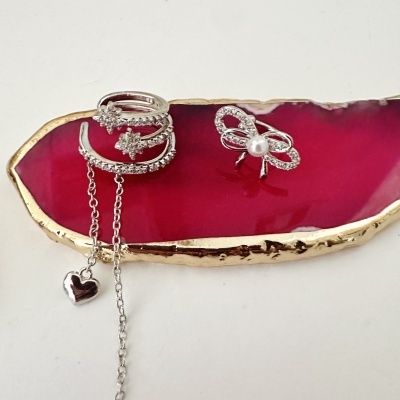 Anéis prateados com pedras e corrente pendente em base de ágata vermelha e dourada