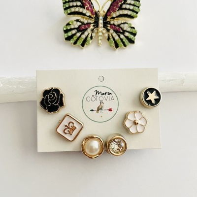 Broche de borboleta com pedras coloridas e conjunto de cinco botões decorativos com logo Marie COTOVIA