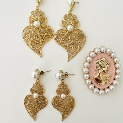 Brincos dourados com pérolas e broche rosa com moldura de pérolas