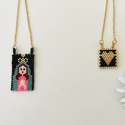 Colares com pendentes feitos de miçangas coloridas em padrões geométricos, correntes douradas.