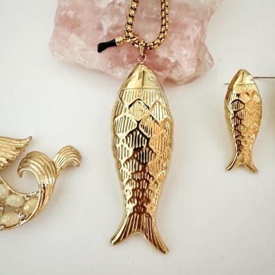 Conjunto de colar com pendente e brincos em forma de peixe dourados com textura de escamas