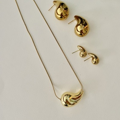 Conjunto de joias douradas com colar e brincos em forma de gota lisa