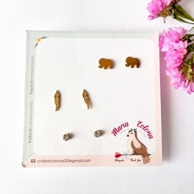 Conjunto de três pares de brincos com cartão ilustrado e flores cor de rosa