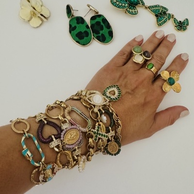 Pulseiras, anéis, brincos e broches decorativos coloridos e dourados