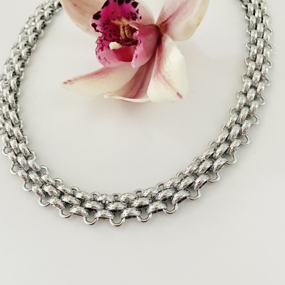 Colar de metal prateado com corrente grossa e flor de orquídea rosa