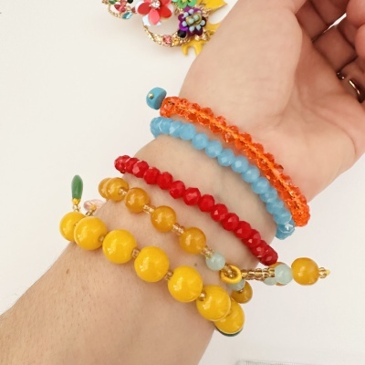 Pulseiras coloridas de contas em pulso