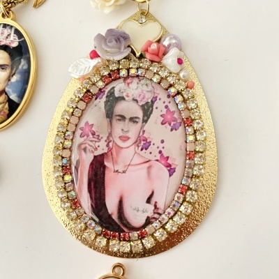 Colar dourado com pendente oval decorado, retrato feminino e medalhão com número 2