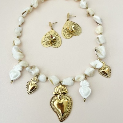 Conjunto de bijuteria com colar de pedras brancas e pendentes dourados em forma de coração e brincos dourados em forma de gota