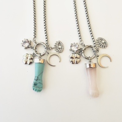 Dois colares com pendentes de pedra em forma de pé e pingentes metálicos