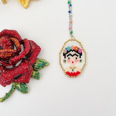 Colar com pendente de contas coloridas e broche de rosa vermelha com folhas verdes