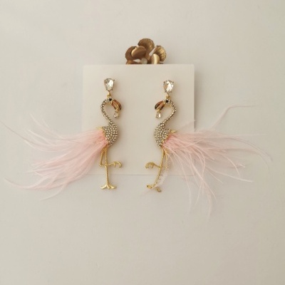 Brincos de flamingo dourados com pedras e penas cor-de-rosa