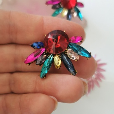 Brincos com pedras coloridas e base dourada