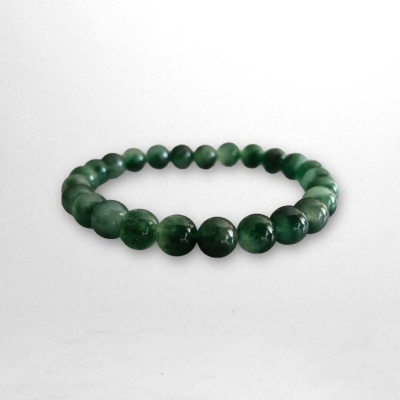 Pulseira de contas verdes numa superfície branca