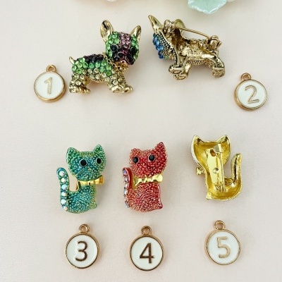 Pins de animais brilhantes com medalhas numeradas num fundo claro