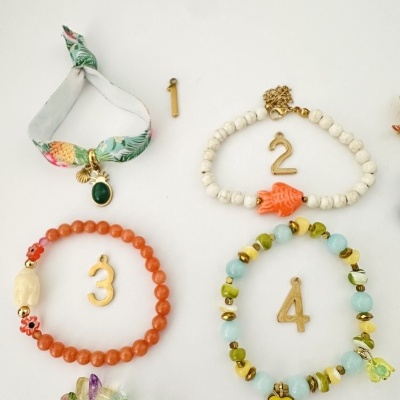 Pulseiras coloridas numeradas de 1 a 4 com vários pingentes