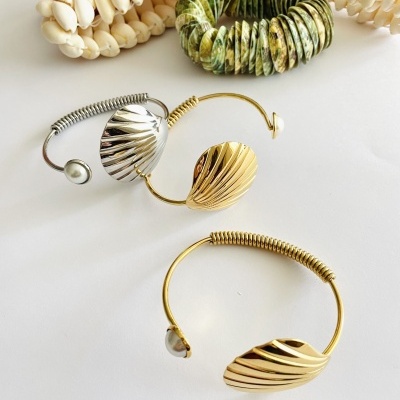 Pulseiras de conchas naturais e braceletes metálicos dourados e prateados com design texturizado em concha