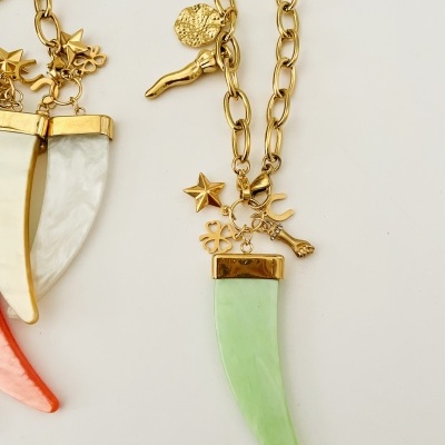 Colares com pendentes em forma de dente de pedra verde e branca com detalhes dourados