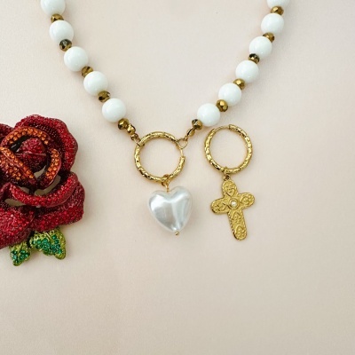 Colar com contas brancas e douradas e pingentes em forma de anel com coração e cruz dourada