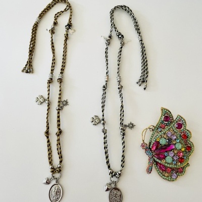 Dois colares com medalhas e broche de borboleta colorida