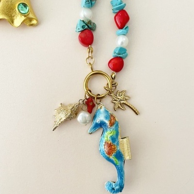 Colar colorido com pendentes marinhos e concha dourada