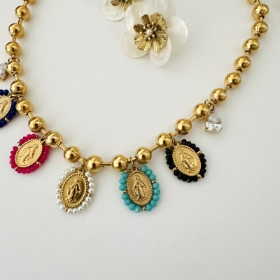 Colar dourado com contas e pendentes ovais coloridos em fundo branco.
