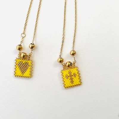Dois colares dourados com pendentes quadrados de contas amarelas e douradas, pendentes com padrão V e cruz