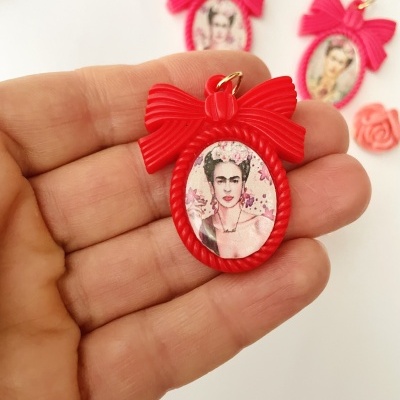 Pingente vermelho com retrato de Frida Kahlo no centro
