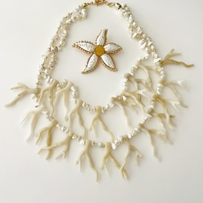 Conjunto colar e broche de coral branco e flor decorativa