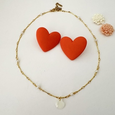 Colar com corrente dourada, pérolas, pingente concha, corações vermelhos e flores decorativas