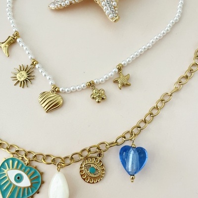 Dois colares com pendentes dourados e coloridos em fundo branco