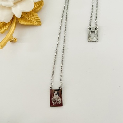 Colares com pendentes retangulares em metal prateado e elementos decorativos