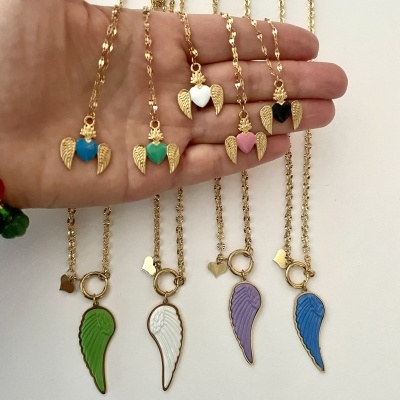 Colares dourados com pingentes coloridos em forma de asas e corações