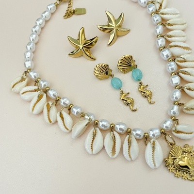Colar de pérolas com conchas e pendente dourado, dois pares de brincos dourados com conchas e estrelas do mar