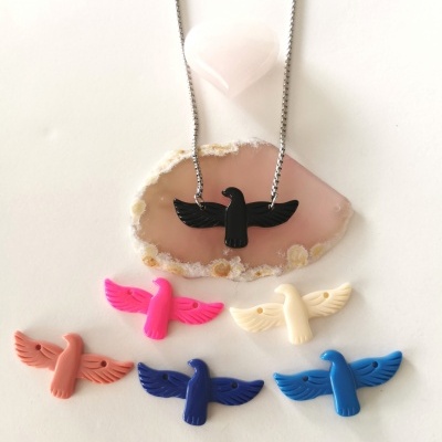 Colar com pendente em pássaro preto e seis pássaros coloridos em ágata rosa