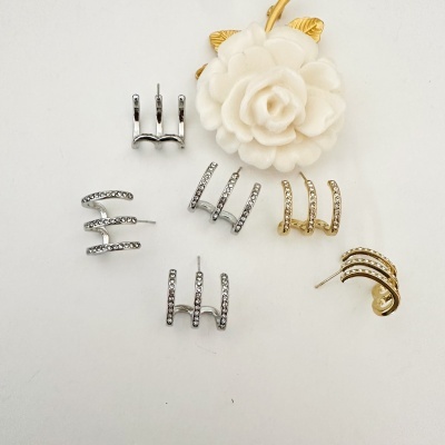 Conjunto de brincos de argola dupla com pedras brilhantes e flor decorativa branca