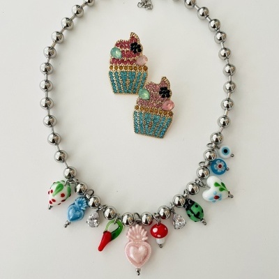 Colar com contas prateadas, pendentes coloridos em vidro e brincos de cupcake brilhantes