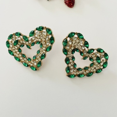 Brincos em forma de coração com pedras verdes e cristais transparentes
