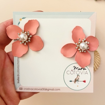 Brincos florais cor-de-rosa com pérolas e cristais em cartão branco com logo Maria Cotovia