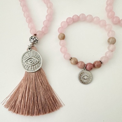 Colar e pulseira de contas rosas com pingentes de olho e franjas
