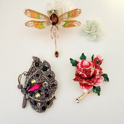 Broches decorativos de libélula, flor branca, borboleta com strass, e ramo de rosas vermelhas