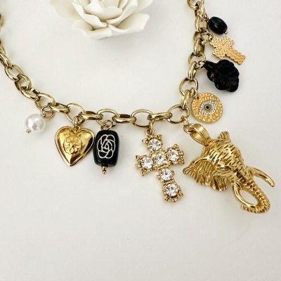 Colar dourado com vários pendentes e um biscoito decorativo em fundo branco