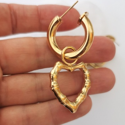 Brincos dourados com pendente em coração texturizado